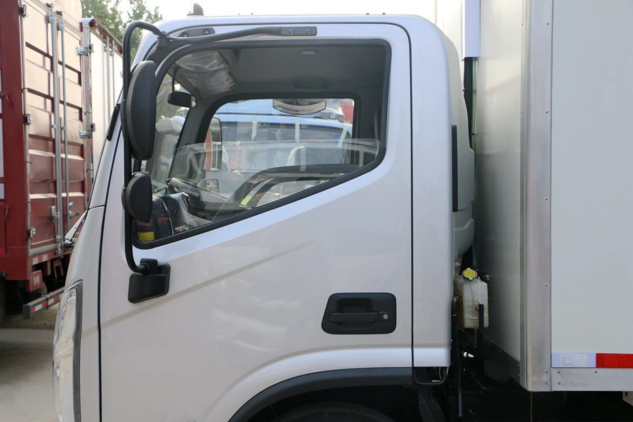 6 Wheelers Refrigerated Box Truck 18 CBM 7