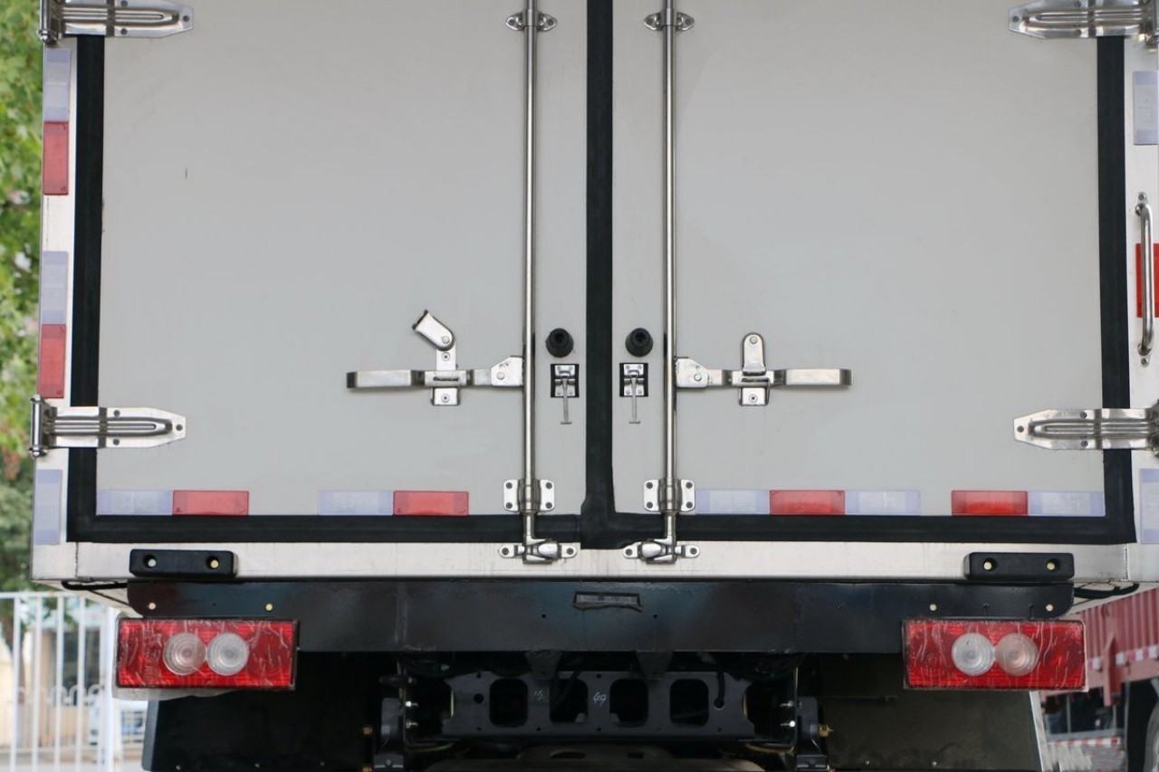 6 Wheelers Refrigerated Box Truck 18 CBM 18